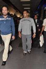 Salman Khan return from Dubai after performing at Ahlan Bollywood show in Airport, Mumbai on 3rd Dec 2012 (11).JPG